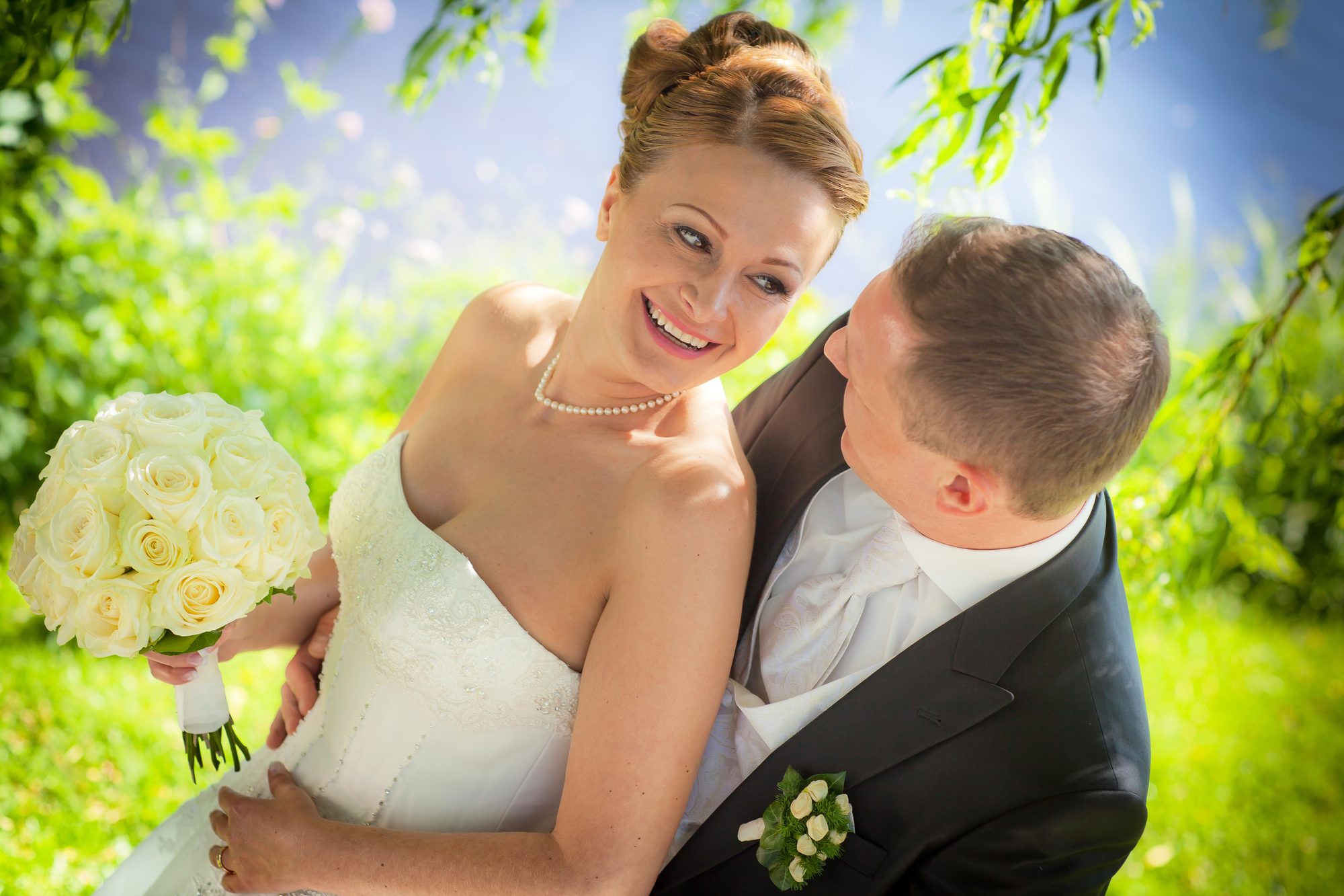 Braut und Bräutigam schauen sich liebevoll am Seeufer an, Hochzeitsfotograf Hamburg