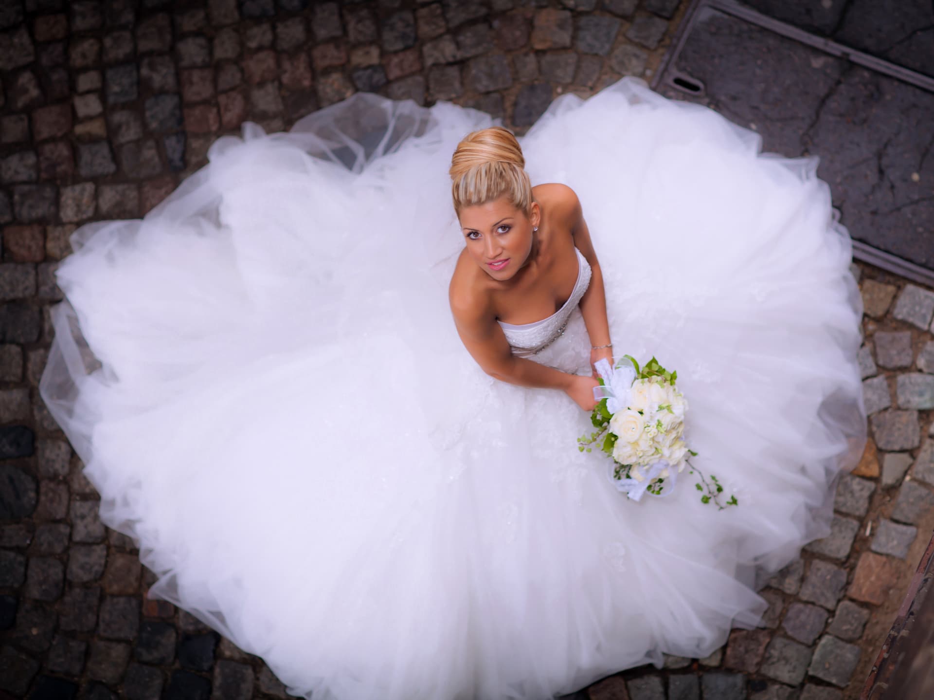 Braut im Tüllkleid von oben fotografiert auf Kopfsteinpflaster, Hamburger Altstadt